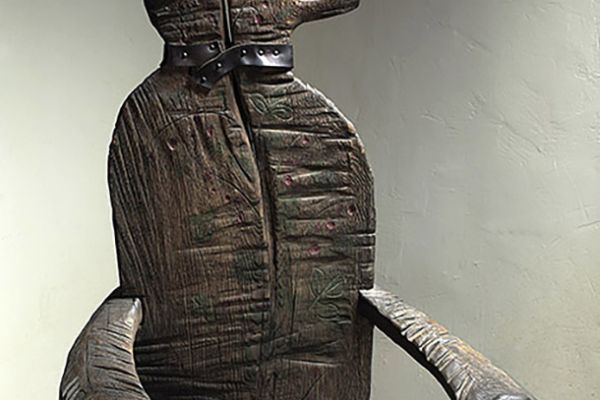 Владимир Потлов. Медведица (кресло), 2007. Из композиции ''Медведи''. Дуб, роспись, металл, кожа, агат, 150х82х56 см. Фото из архива Владимира Потлова