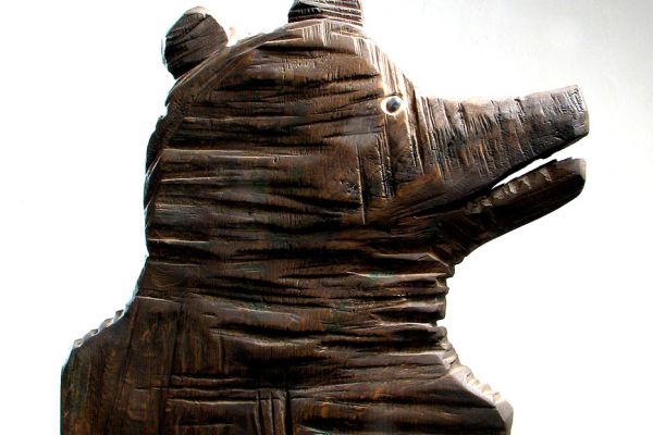 Владимир Потлов. Медвежонок (кресло), 2007. Из композиции ''Медведи''. Дуб, металл, агат. Фото из архива Владимира Потлова