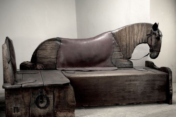 Владимир Потлов. Отдыхающая лошадь (угловая скамья), 2009. Дуб, кожа, металл, 117х225х77 см. Частная коллекция. фото из архива Владимира Потлова