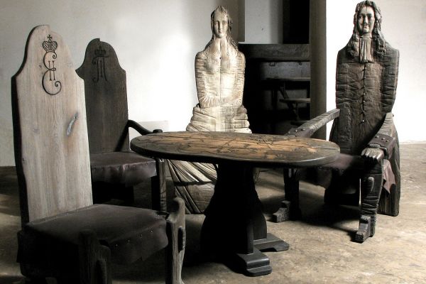 Владимир Потлов. Петр I и Екатерина II, 2007. Дуб, роспись, позолота, бронза. Частная коллекция. Фото из архива Владимира Потлова