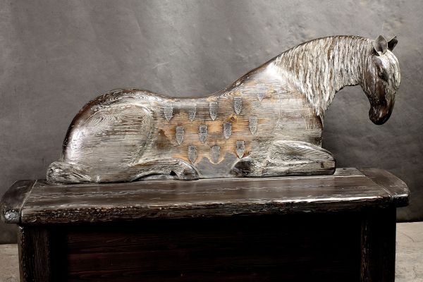 Владимир Потлов. Скамья с лежащей лошадью и рундуком, 2015. Дерево, тонировка, 80х170х55 см. Усадьба ''Кривякино'', Воскресенск, Московская область. Фото из архива Владимира Потлова