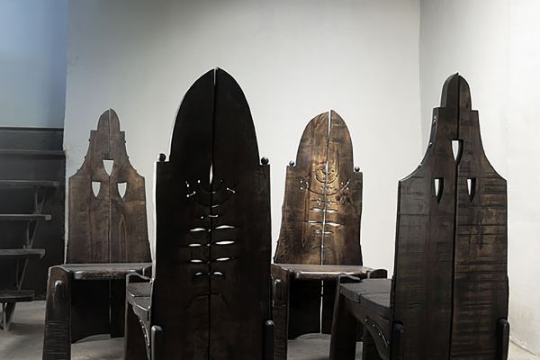 Владимир Потлов. Царский пир, 2008. Композиция из 11 предметов. Дерево. Частная коллекция. Фото из архива Владимира Потлова