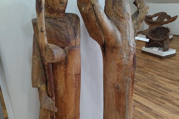 Сергей Конёнков. Ваня-поводырь (на фото слева), 1913. Дерево, 126х32,5х29 см. Музей скульптуры С.Т. Конёнкова, Смоленск