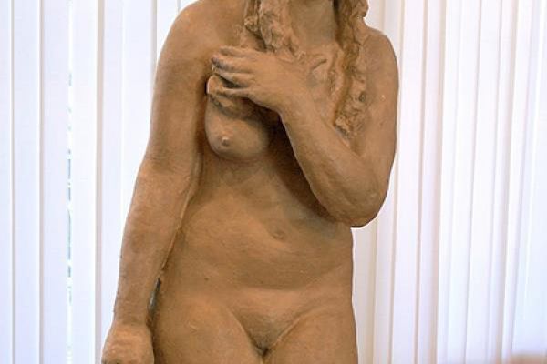 Сергей Конёнков. Девушка, 1915. Гипс тонированный, 166х60х50 см. Музей скульптуры С.Т. Конёнкова, Смоленск