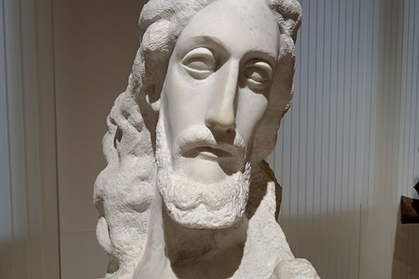 Сергей Конёнков. Сын человеческий (ракурс), 1933. Мрамор, 68x49x73 см. Музей скульптуры С.Т. Конёнкова, Смоленск. Фото Елены Ляшенок