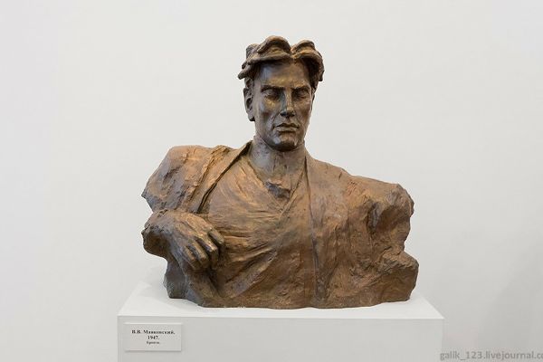 Сергей Конёнков. Портрет поэта В.В. Маяковского, 1947. Бронза, 77х86х50 см. Музей скульптуры С.Т. Конёнкова, Смоленск