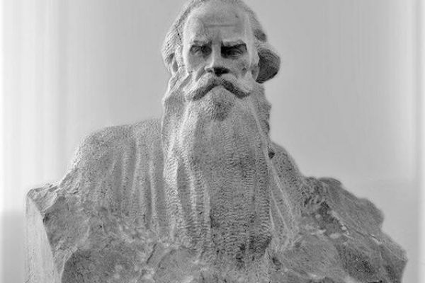 Сергей Конёнков. Л.Н. Толстой, 1953. Мрамор, 90х105х49 см. Музей скульптуры С.Т. Конёнкова, Смоленск.