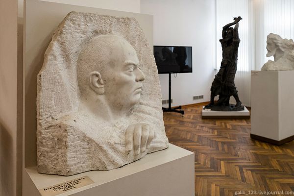 Сергей Конёнков. Портрет архитектора А.В. Щусева (барельеф, вариант надгробия на Новодевичьем кладбище в Москве), Мрамор, 61х52х23 см. Музей скульптуры С.Т. Конёнкова, Смоленск