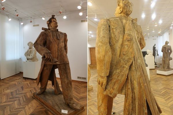 Сергей Конёнков. В.В. Маяковский, 1956. Дерево, 281х127х163 см. Музей скульптуры С.Т. Конёнкова, Смоленск. Фото (справа): vladkonst.tourister.ru