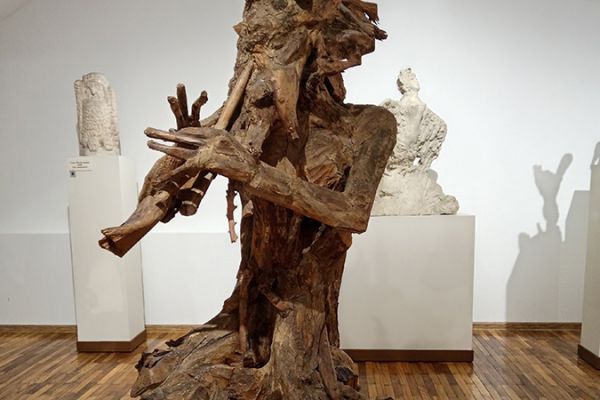 Сергей Конёнков. Пан, играющий на дуде, 1958. Дерево, 192x86x100 см. Музей скульптуры С.Т. Конёнкова, Смоленск. Фото Елены Ляшенок