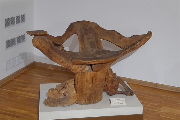 Сергей Конёнков. Кленовый лист (кресло). Дерево, 75х132х69 см. Музей скульптуры С. Т. Конёнкова, Смоленск. Фото: revizor.ru