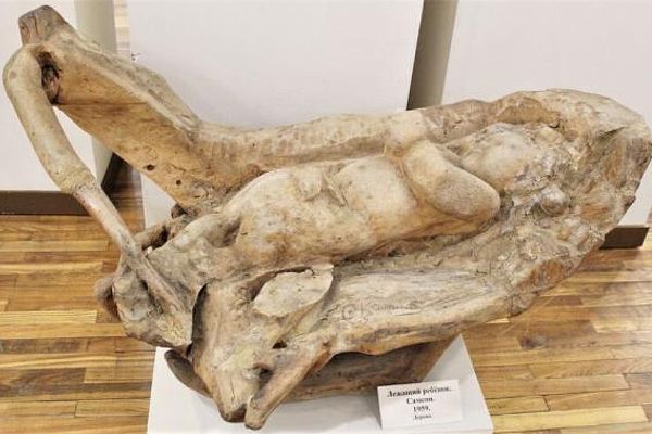 Сергей Конёнков. Лежащий ребенок в колыбели (Самсон), 1959. Дерево, 55х78х115 см. Музей скульптуры С.Т. Конёнкова, Смоленск