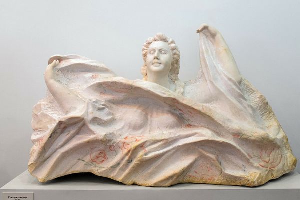 Сергей Конёнков. Текстильщица, 1959. Мрамор подцвеченный, 96х162х61 см. Музей скульптуры С.Т. Конёнкова, Смоленск