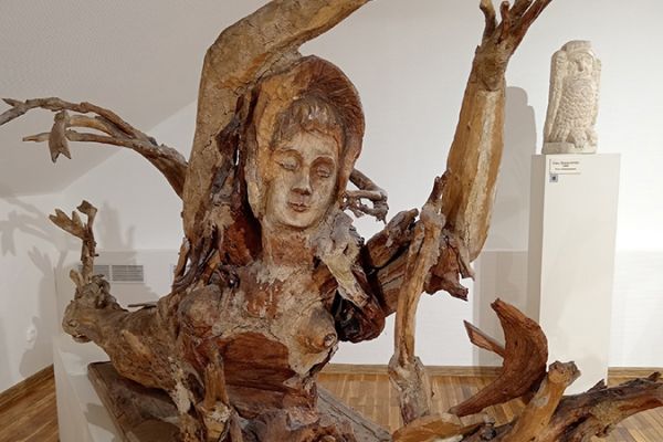 Сергей Конёнков. Наяда (ракурс), 1960. Дерево подцвеченное, 126x74x284 см. Музей скульптуры С.Т. Конёнкова, Смоленск. Фото Елены Ляшенок