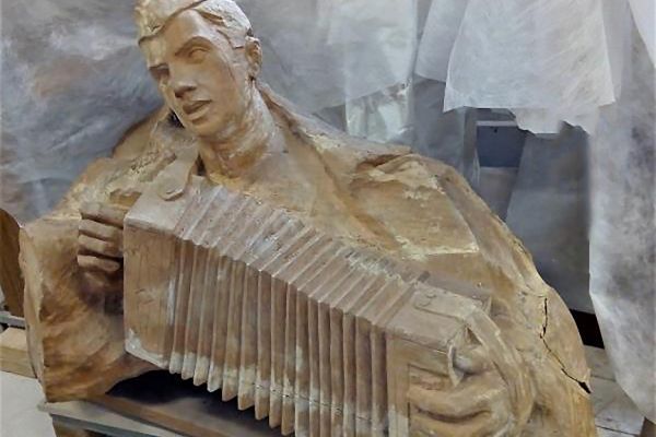 Сергей Конёнков. Василий Тёркин, 1970. Дерево, 84х130х74 см Музей скульптуры С. Т. Конёнкова, Смоленск