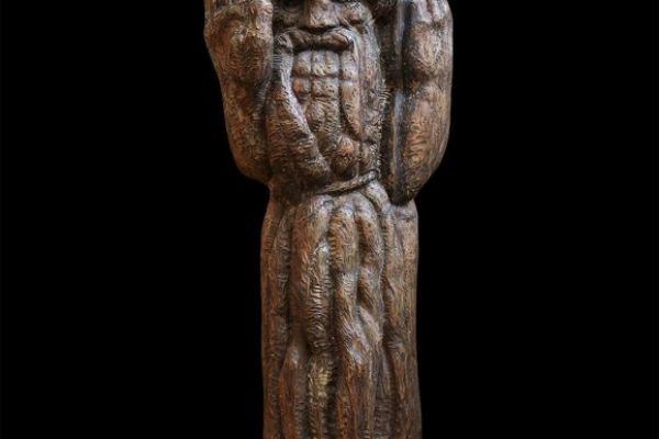 Сергей Конёнков. Старенький старичок, 1909. Дерево, 205х63х54 см. Мемориальный музей ''Творческая мастерская С.Т. Конёнкова'', Москва