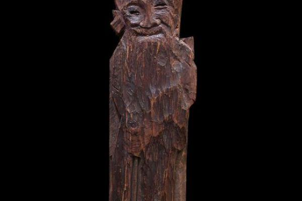 Сергей Конёнков. Старик (настенная скульптура), 1911. Дерево, 62х22х4 см. Мемориальный музей ''Творческая мастерская С.Т. Конёнкова'', Москва