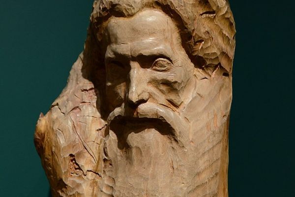 Сергей Конёнков. Старичок-кленовичок, 1916. Дерево подцвеченное, 53х33х30 см. Серпуховский историко-художественный музей, Московская область