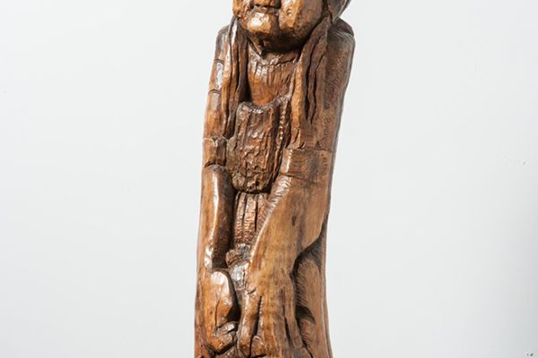 Сергей Конёнков. Бабушка, 1922. Дерево подцвеченное и инкрустированное, 112х32х28 см. Государственный Русский музей, С.-Петербург