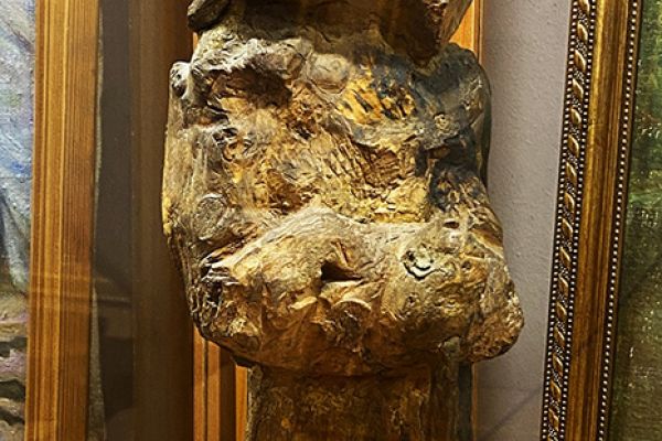 Сергей Конёнков. Старушка, 1938. Дерево, 46х16х16 см. Мемориальный музей ''Творческая мастерская С.Т. Конёнкова'', Москва. Фото Марины Волкоморовой