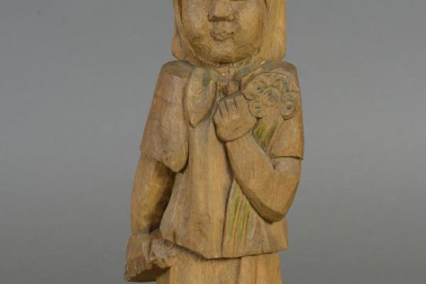 Сергей Конёнков. Девочка с цветком, 1940-е. Дерево, 29х8х6 см. Всероссийский музей декоративного искусства, Москва