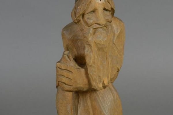 Сергей Конёнков. Старик с рыбой, 1940-е. Дерево, 32,5х12х8,7 см. Всероссийский музей декоративного искусства, Москва