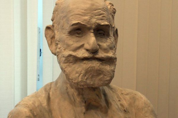 Сергей Конёнков. Портрет академика Ивана Павлова, 1930. Гипс тонированный, 40x48x23 см. Музей С.Т. Конёнкова, Смоленск. Фото музея