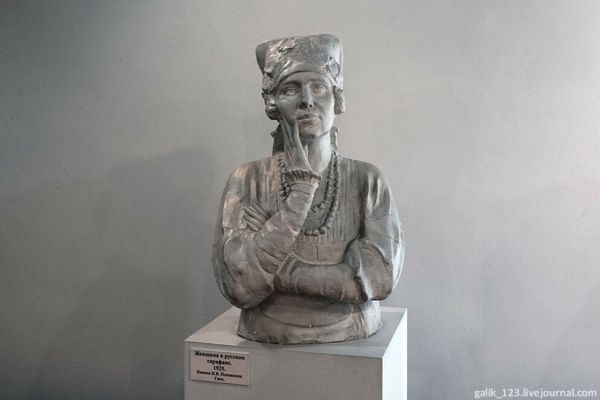 Сергей Конёнков. Женщина в русском сарафане (Портрет певицы Н.В. Плевицкой), 1925. Гипс тонированный, 74x49x36 см. Музей скульптуры С.Т. Конёнкова, Смоленск