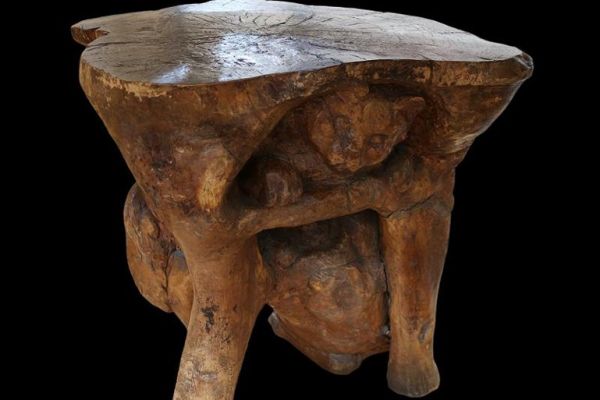 Сергей Конёнков. Гном и кошка (столик), 1938. Дерево, 50х60х55 см. Мемориальный музей ''Творческая мастерская С.Т. Конёнкова'', Москва