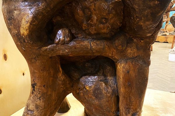 Сергей Конёнков. Гном и кошка (столик) (ракурс), 1938. Дерево, 50х60х55 см. Мемориальный музей ''Творческая мастерская С.Т. Конёнкова'', Москва. Фото Марины Волкоморовой