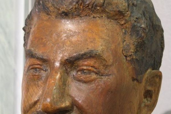 Сергей Конёнков. Сергей Конёнков. Портрет И.В. Сталина (фрагмент), 1945. Дерево подцвеченное. Музей скульптуры С.Т. Конёнкова, Смоленск