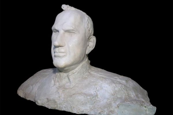 Сергей Конёнков. Портрет Маршала Советского Союза Г.К. Жукова, 1943. Гипс, 52х80х40 см. Мемориальный музей Творческая мастерская С.Т. Конёнкова, Москва