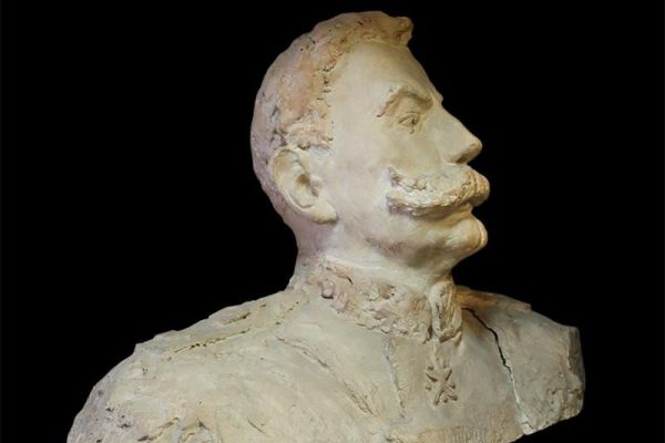 Сергей Конёнков. Портрет Маршала Советского Союза С.М. Буденного, 1943. Гипс, 55х78х36 см. Мемориальный музей Творческая мастерская С.Т. Конёнкова, Москва