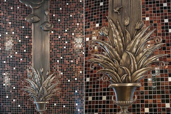 Максим Аксёнов, Виктор Корнеев. Букет цветов (камин) (фрагменты), 2006. Посеребренная медь, патина. Фото из архива Максима Аксёнова