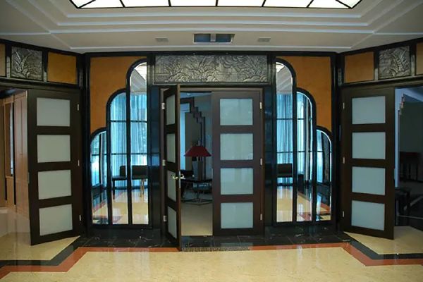 2006 Декоративные рельефы 3, 2006. Посеребренная медь, патина. Совместно с В. Корнеевым, дизайнер О. Оснач. Фото из архива Максима Аксёнова