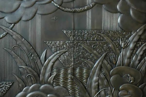 Максим Аксёнов, Виктор Корнеев, Игорь Новиков. Декоративный рельеф 2 (фрагмент), 2006. Посеребренная медь, патина. Фото из архива Максима Аксёнова