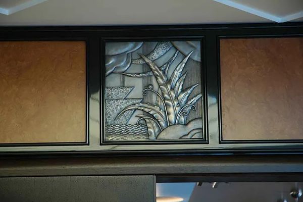 Максим Аксёнов, Виктор Корнеев, Игорь Новиков. Декоративный рельеф, 2006. Посеребренная медь патина, 50х50 см. Дизайн О. Оснач. Фото из архива Максима Аксёнова