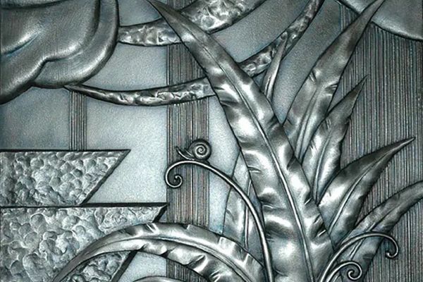 Максим Аксёнов, Виктор Корнеев, Игорь Новиков. Декоративный рельеф, 2006. Посеребренная медь патина, 50х50 см. Фото из архива Максима Аксёнова