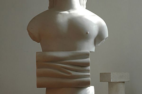 Максим Аксёнов, Виктор Корнеев. ''Курос'', 2006. Мрамор, высота 160 см. Фото из архива Максима Аксёнова