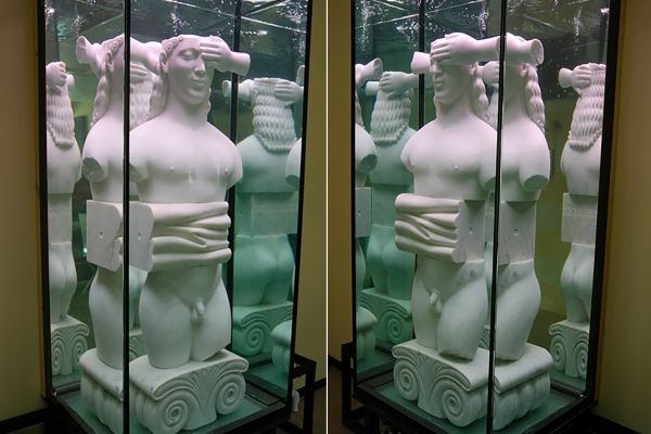 Максим Аксёнов, Виктор Корнеев. Курос (аквариум), 2006. Мрамор, высота скульптуры 160 см. Архитектор О. Лосев. Фото из архива Максима Аксёнова