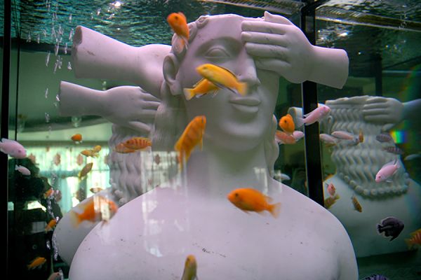 Максим Аксёнов, Виктор Корнеев. Курос (аквариум) (фрагмент), 2006. Мрамор. Архитектор О. Лосев. Фото из архива Максима Аксёнова