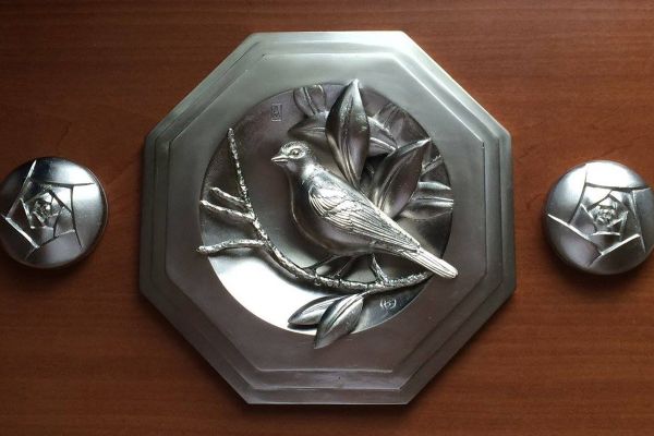 Максим Аксёнов, Виктор Корнеев. Щегол. 2016. Горельеф. Бронза, серебрение, 18х18 см; розы - диаметр 5 см. Фото из архива Максима Аксёнова