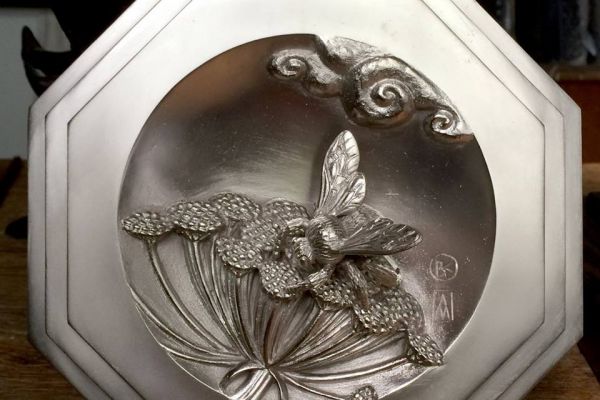 Максим Аксёнов, Виктор Корнеев. Шмель, 2016. Горельеф. Бронза, серебрение, 18х18 см. Фото из архива Максима Аксёнова