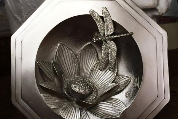 Максим Аксёнов, Виктор Корнеев. Стрекоза, 2016. Горельеф. Бронза, серебрение, 18х18 см. Фото из архива Максима Аксёнова