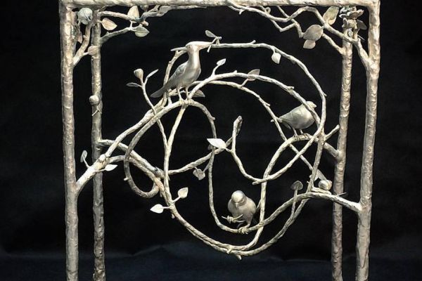 Максим Аксёнов, Виктор Корнеев. ''Райский сад'' (столик), 2017. Бронза, серебрение, 75х60х35 см. Фото из архива Максима Аксёнова