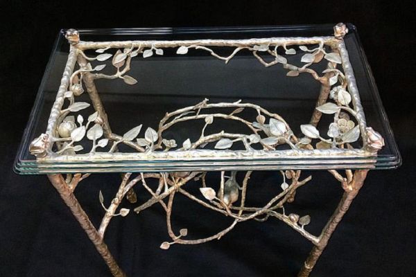 Максим Аксёнов, Виктор Корнеев. ''Райский сад'' (столик) (ракурс), 2017. Бронза, серебрение, 75х60х35 см. Фото из архива Максима Аксёнова