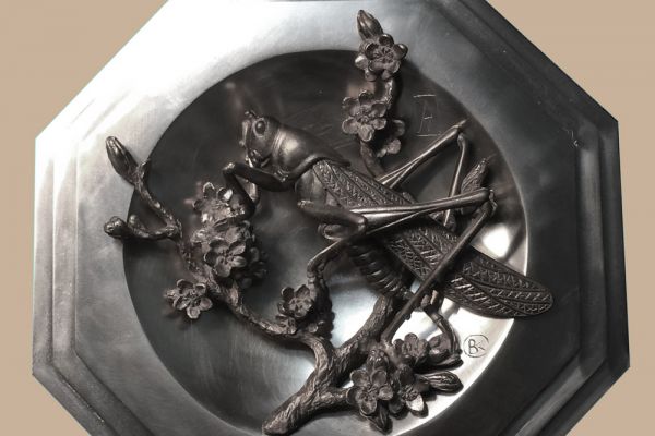 Максим Аксёнов, Виктор Корнеев. Кузнечик, 2016. Горельеф. Бронза, серебрение, 18х18 см. Фото из архива Максима Аксёнова