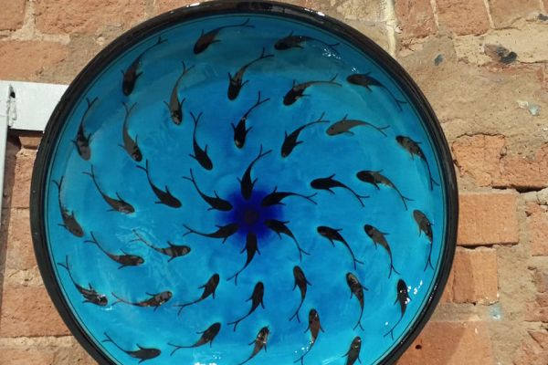 Галина Поликарпова. ''Волшебное озеро''. Декоративное блюдо. Фаянс, глазурь прозрачная, краски подглазурные, диаметр 40 см. Фото Гузели Галямовой