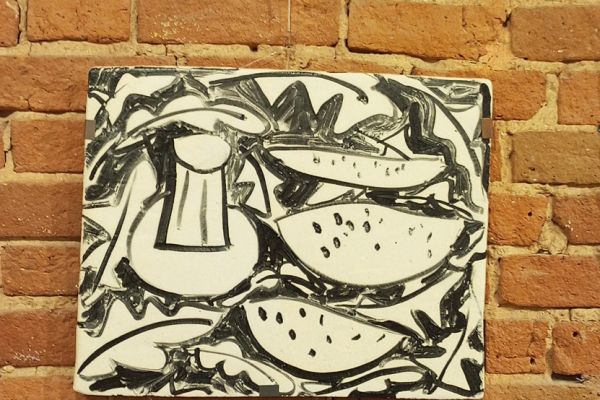 Ирина Чирикова. ''Натюрморт'', 2016. Шамот, эмаль, 61х39 см. Фото Гузели Галямовой