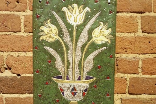 Петр Хохловкин. ''Тюльпаны''. Керамика, 30х50 см. Фото Гузели Галямовой